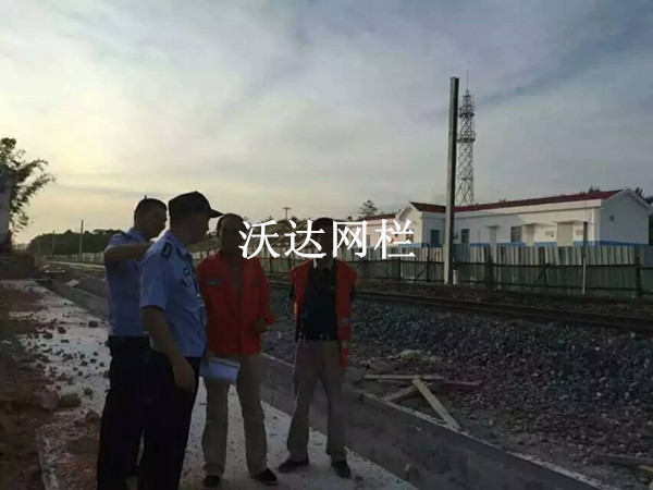 贛鐵路客專刺絲滾籠項目工程圖片2